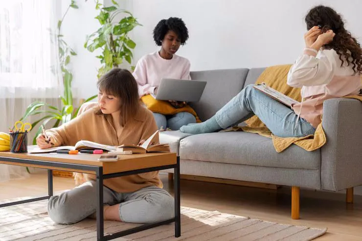 trois femmes dans un salon entrain d'étudier