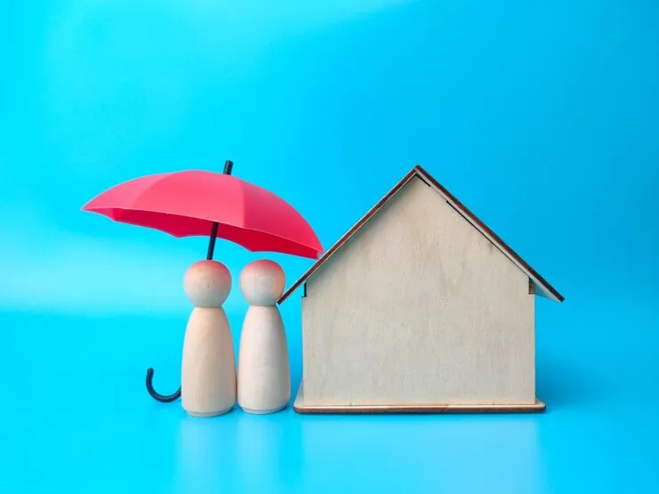 Une maquette de maison avec un champignon à côté