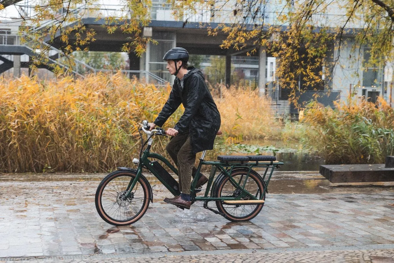 Un homme sur un vélo Nebula de Brumaire