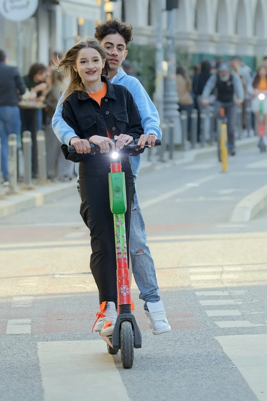 Un homme équipé conduisant une trottinette électrique en centre ville