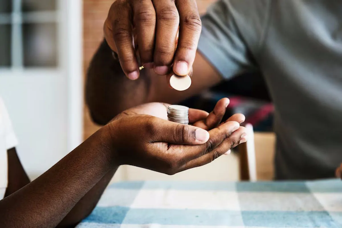 Une personne qui donne une pièce à une autre