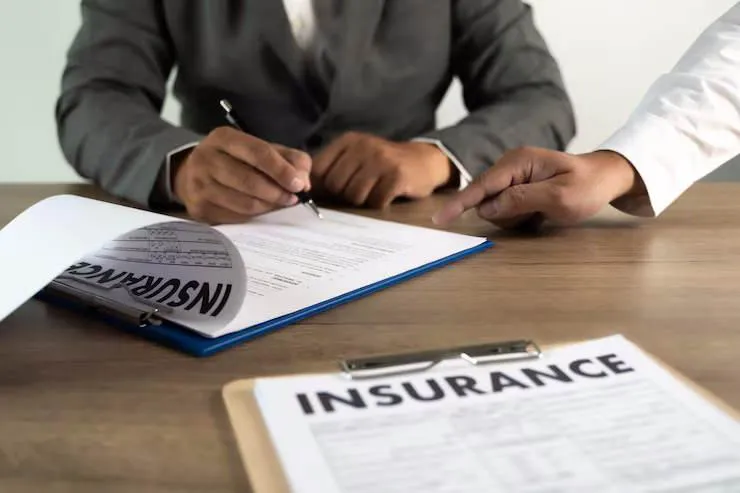 Une personne sur le point de signer un contrat d'assurance