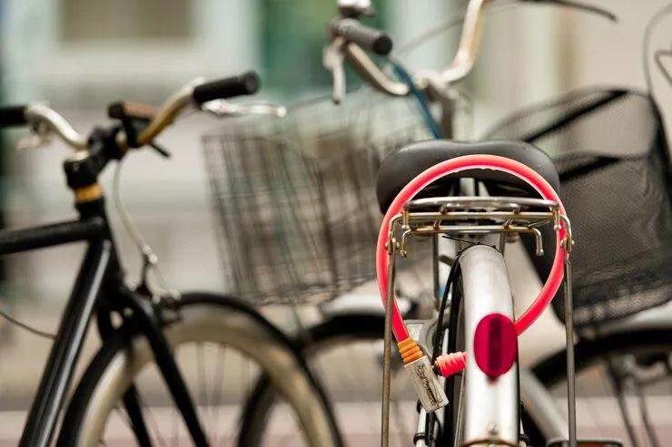 Un vélo attaché avec un câble rouge