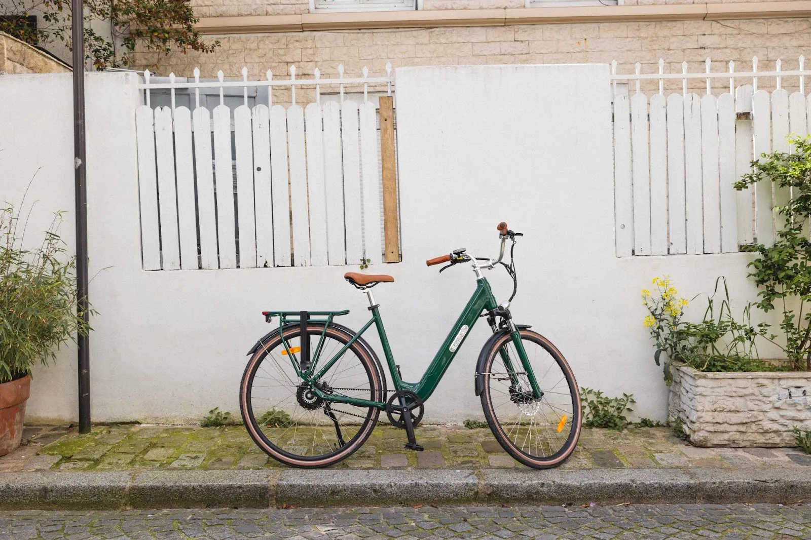 Un vélo électrique de ville vert