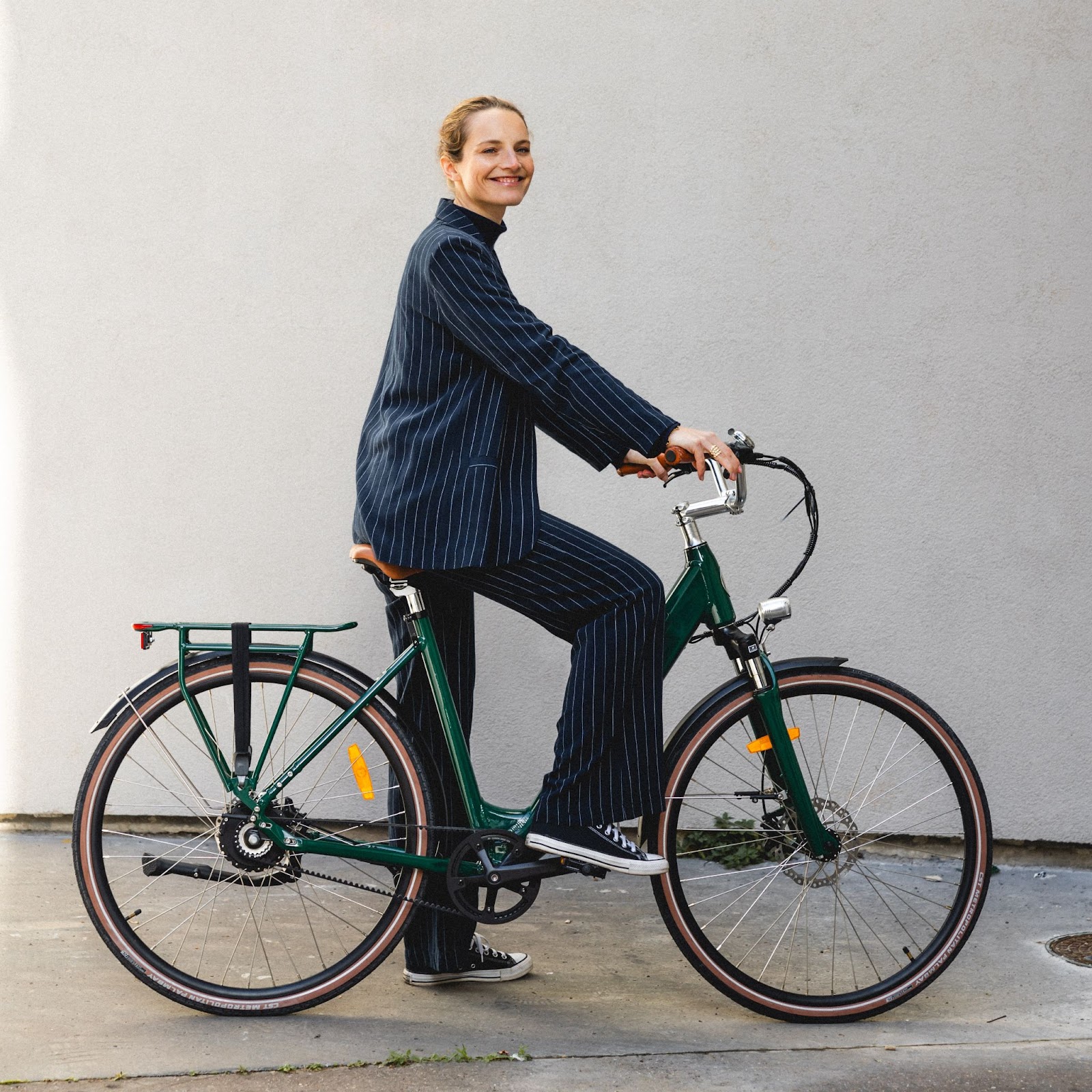 Une femme sur un vélo électrique de ville
