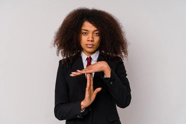 Une femme qui dit stop avec les mains