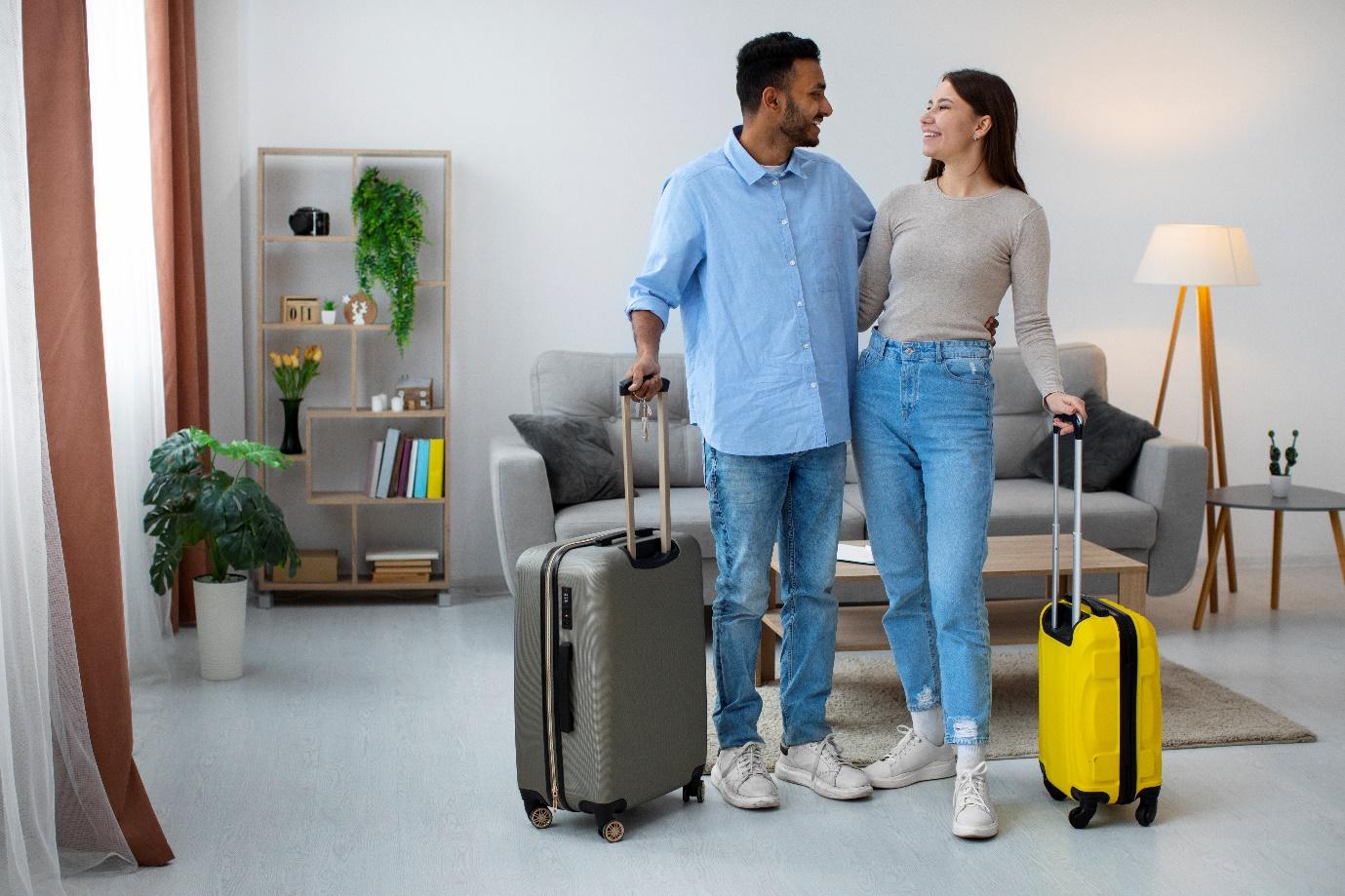 Un homme et une femme dans un salon avec des valises