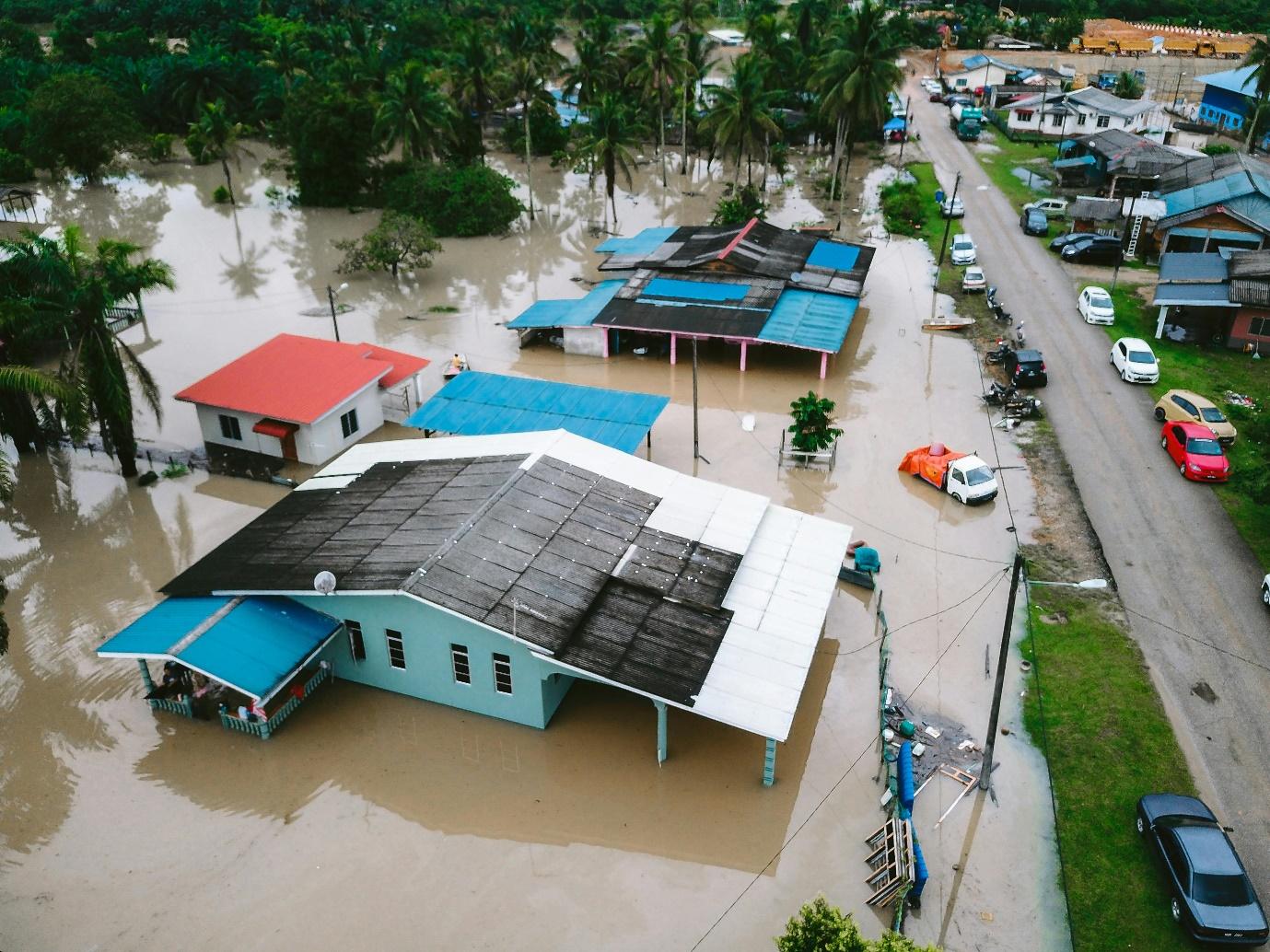 Des maisons avec une partie du sol sous l'eau