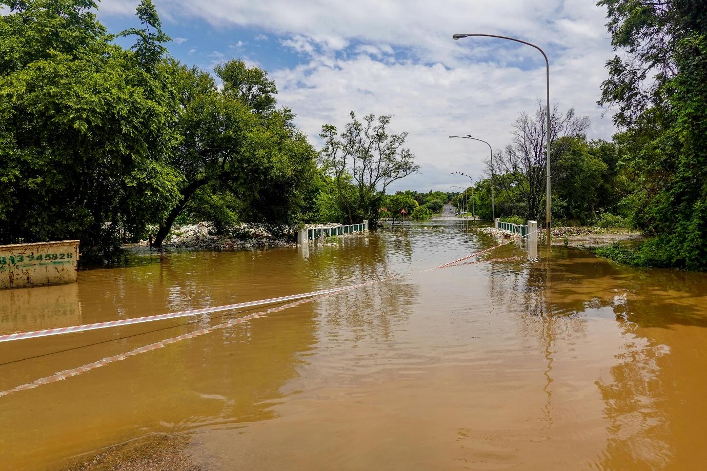 Une rue sous l'eau et avec une bande d'interdiction 