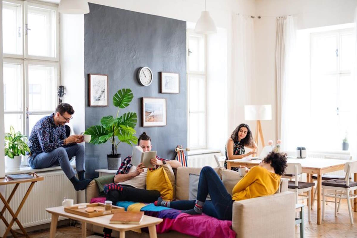 Un groupe de colocataires dans un salon