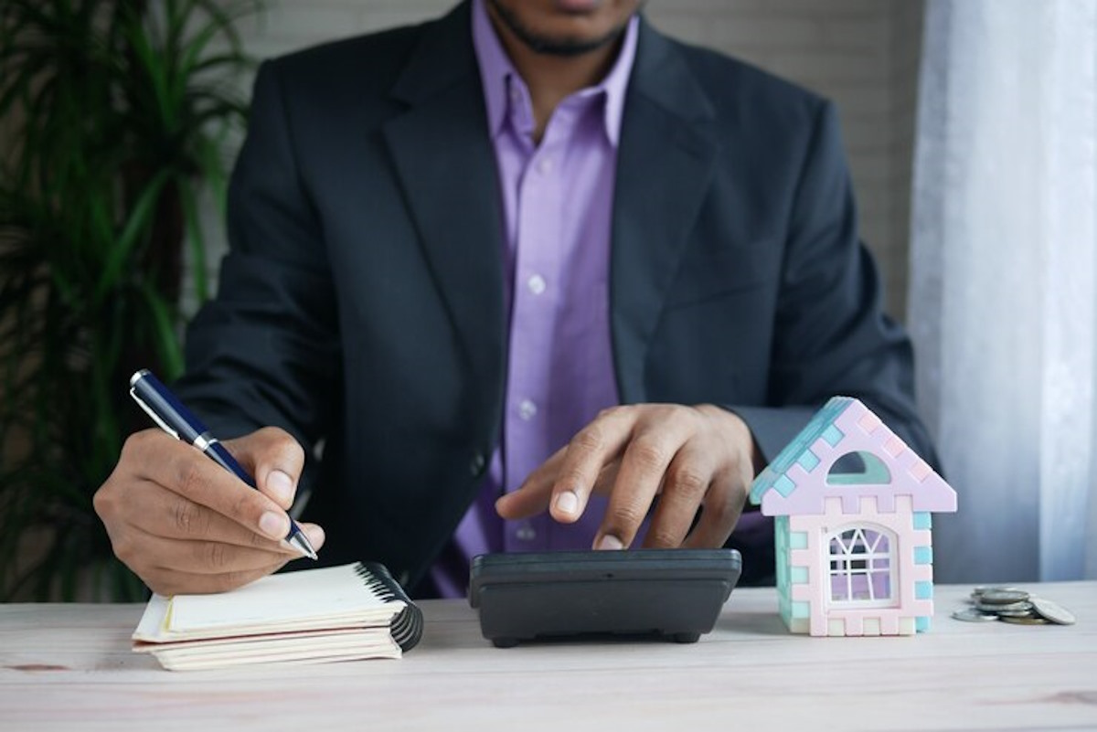 Un homme en costume qui signe des documents 