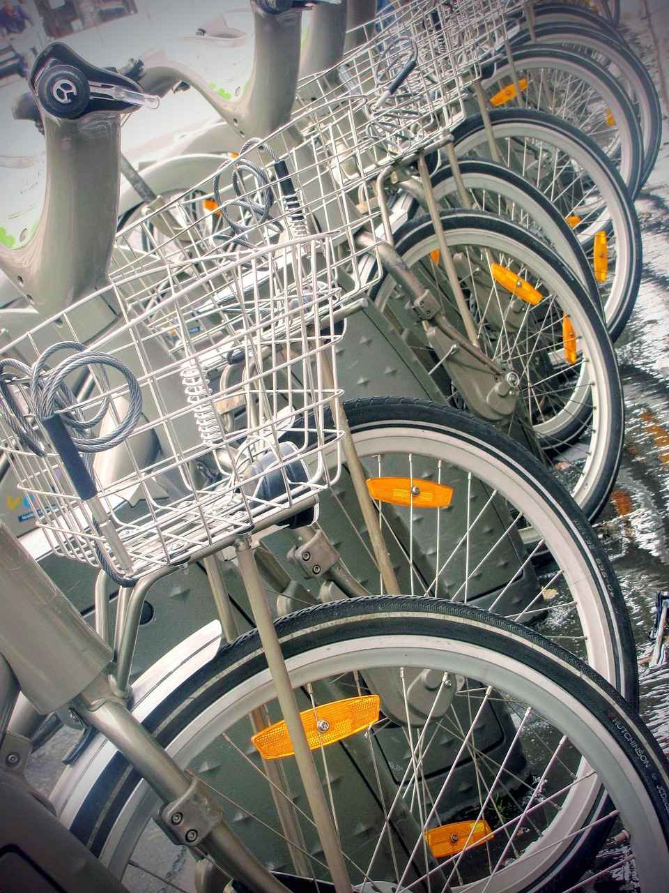 Des vélos électrique Vélib garés en ligne