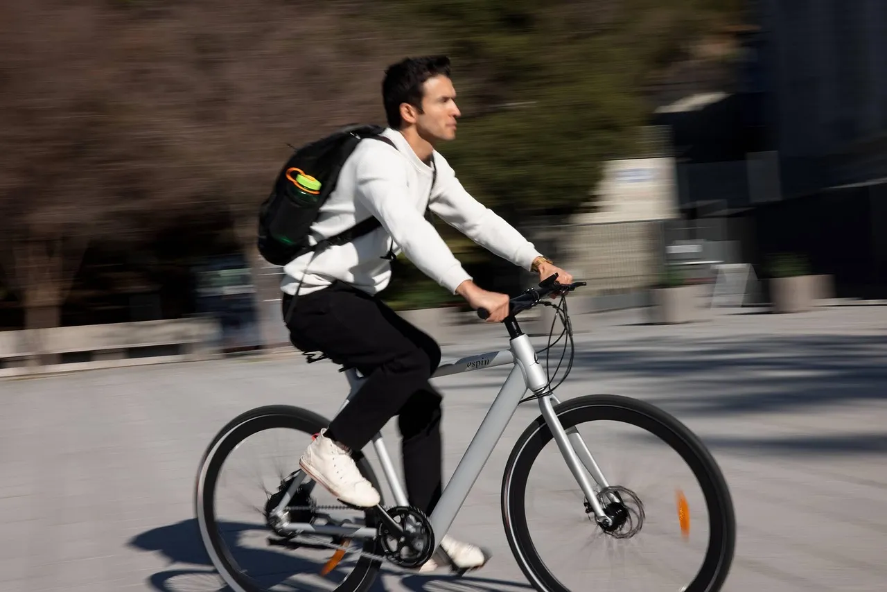Un homme sur un vélo électrique