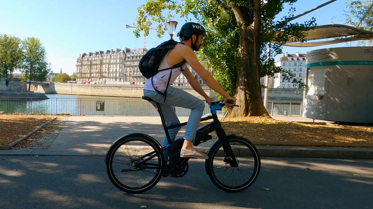 Un homme avec un casque sur un vélo électrique urbain