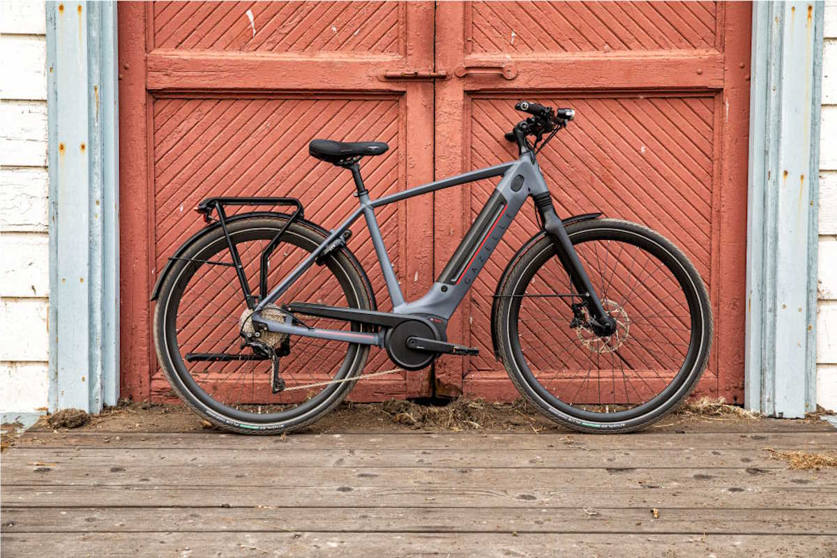 Un vélo Gazelle devant une porte rouge