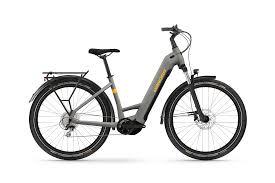 Le vélo Winora Yucatan X8 gris sur un fond blanc
