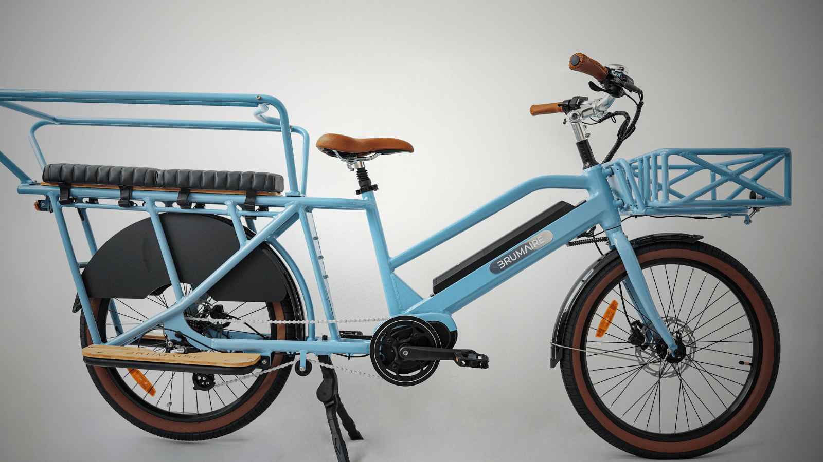 Un vélo électrique longtail couleur cyan