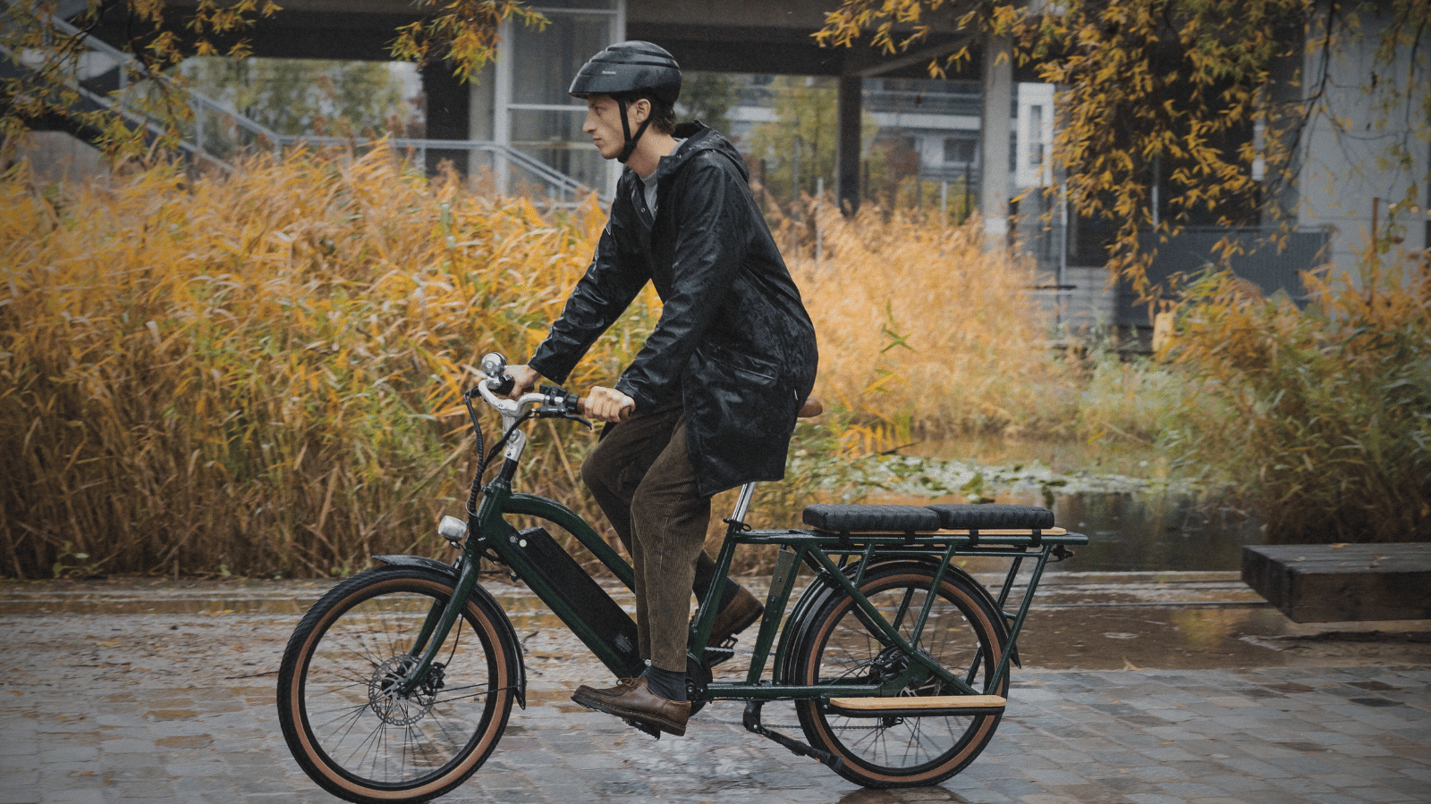 Un vélo électrique longtail vert anglais