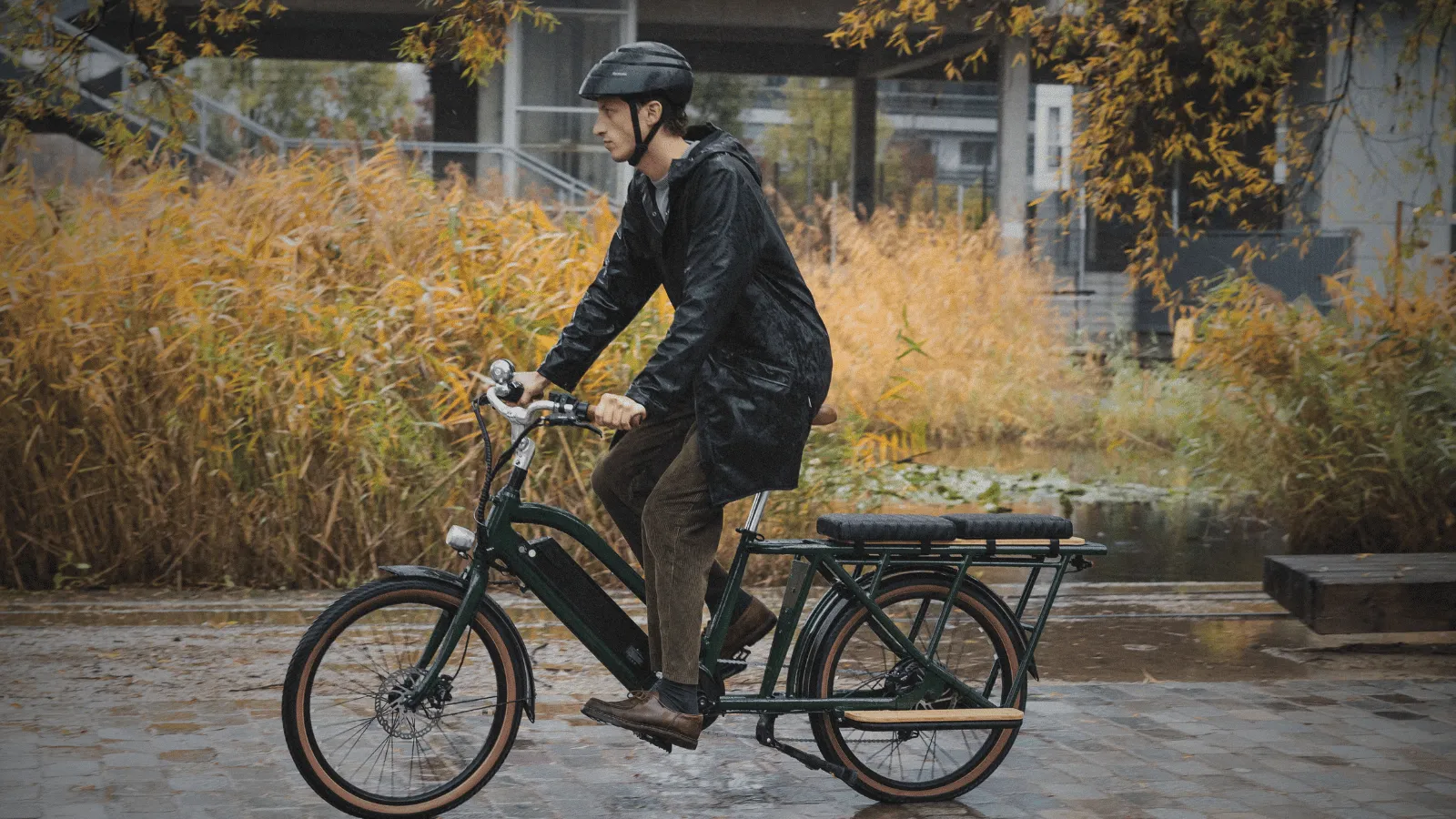 Un vélo électrique longtail vert anglais