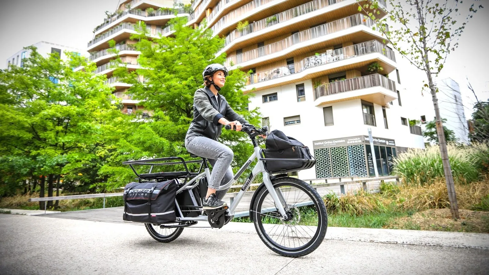 Une femme sur un vélo longtail avec des accessoires