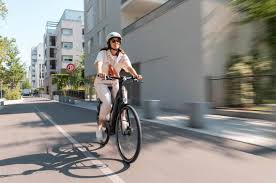 Une femme sur un vélo électrique de location