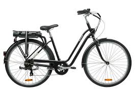 Un vélo électrique de ville de décathlon