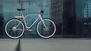 Un vélo électrique Angell Bikes posé contre un mur