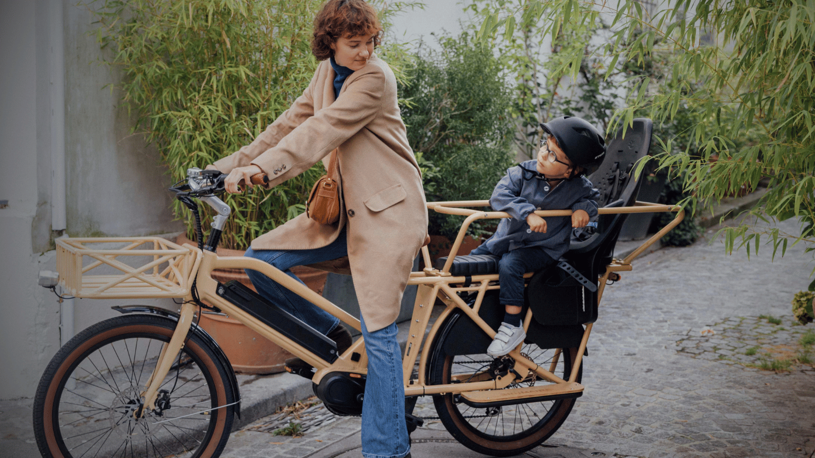 Une femme et son enfant sur un vélo électrique cargo