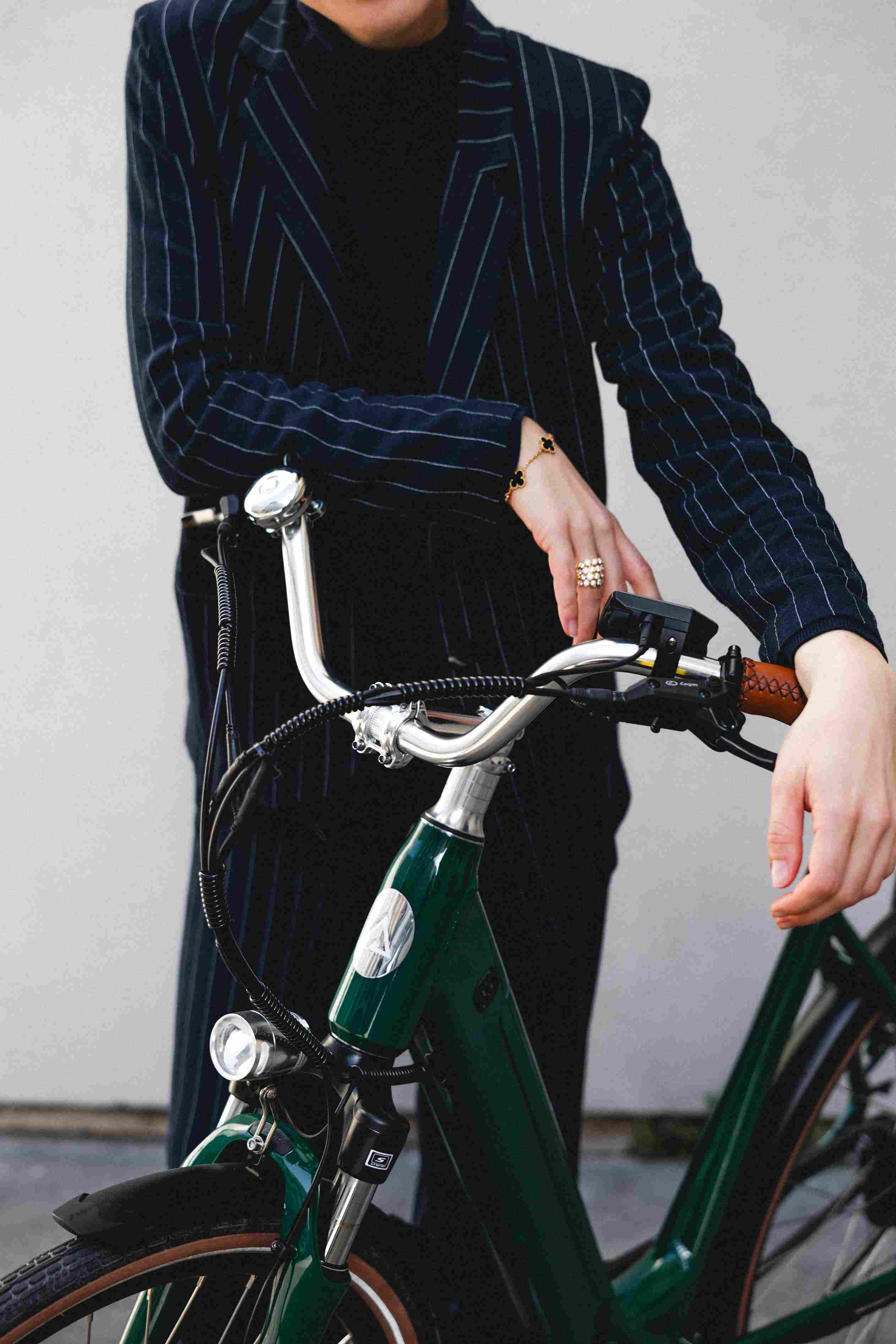 Une femme qui tient un guidon de vélo électrique de ville
