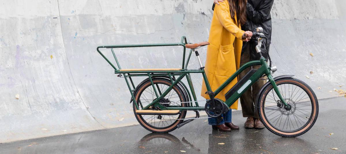 Un couple près d'un vélo Nebula vert