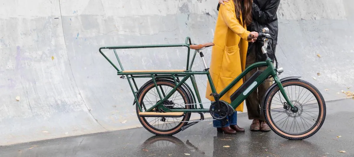 Un couple près d'un vélo Nebula vert