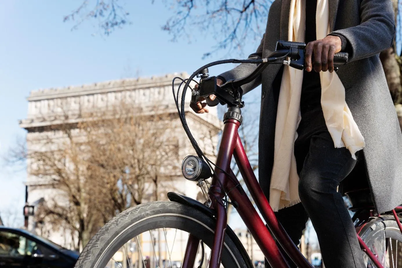 Une femme qui roule à vélo dans les rues de Paris