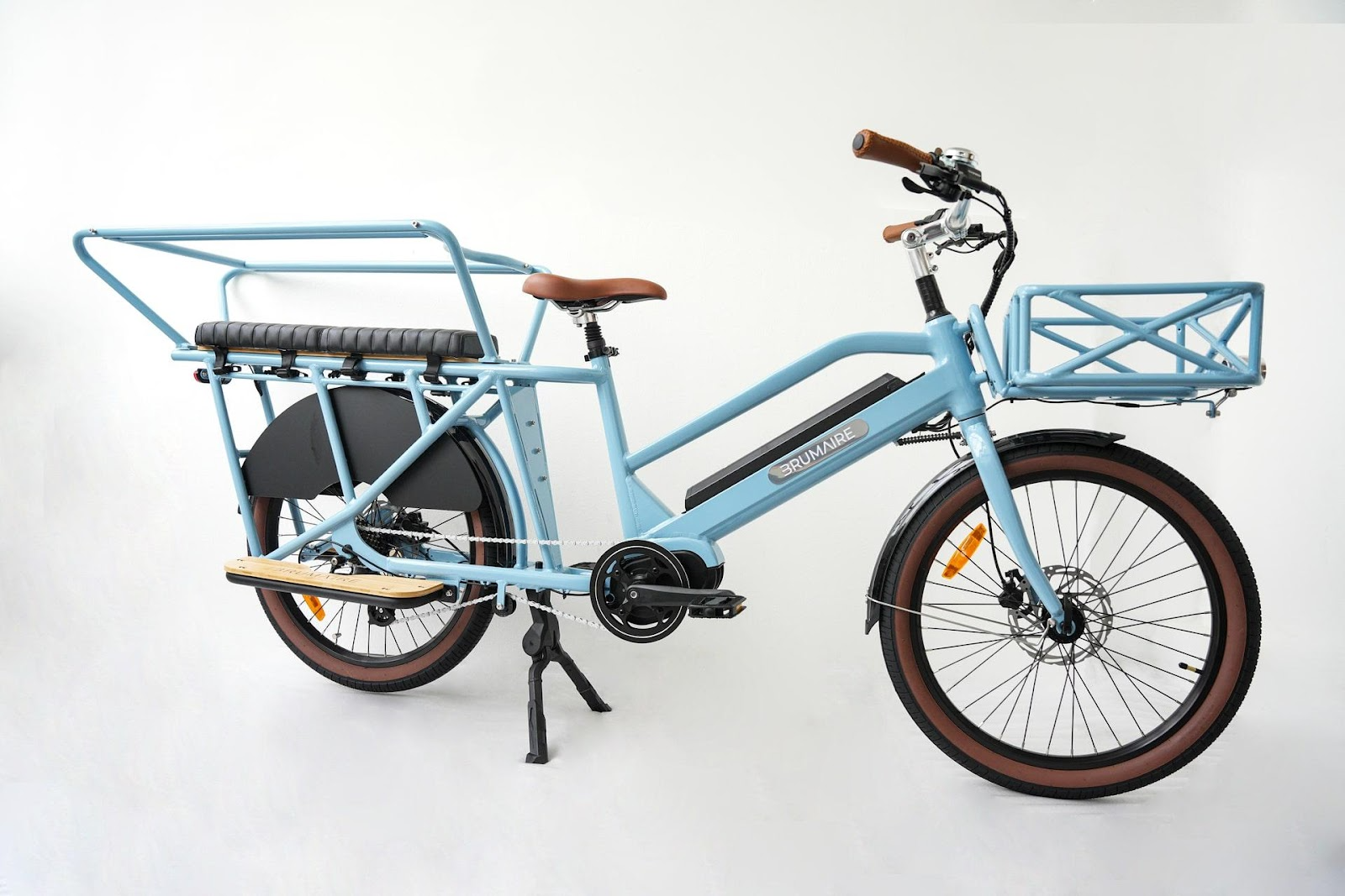 Le vélo Nebula bleu ciel sur un fond gris
