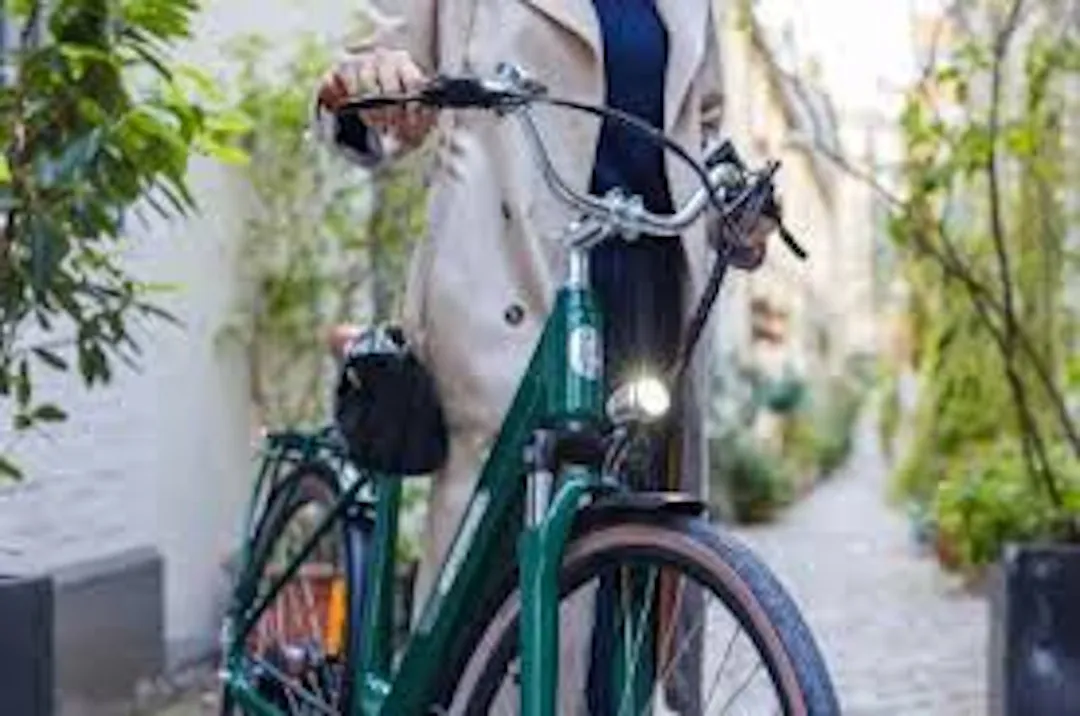 Une femme sur un vélo électrique vert de ville