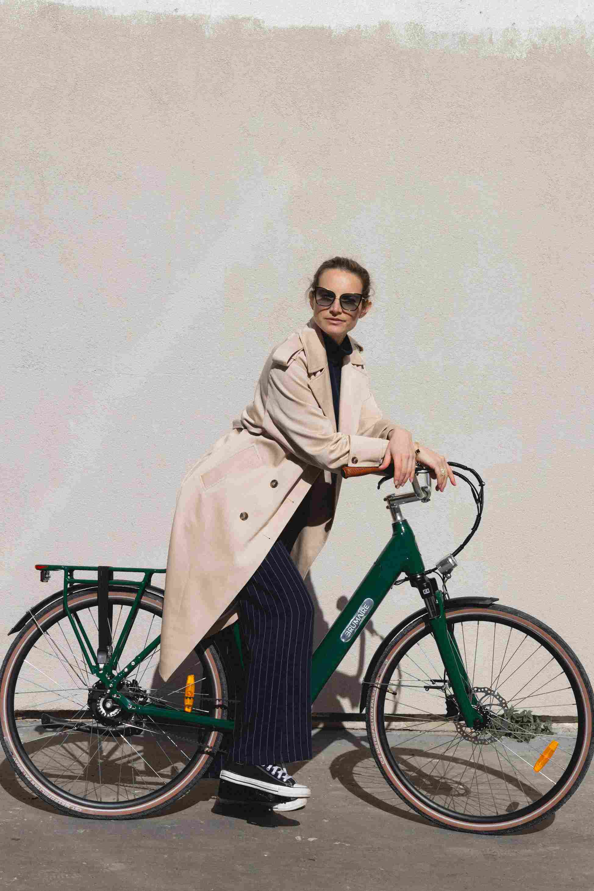 Une femme sur un vélo électrique de ville vert anglais