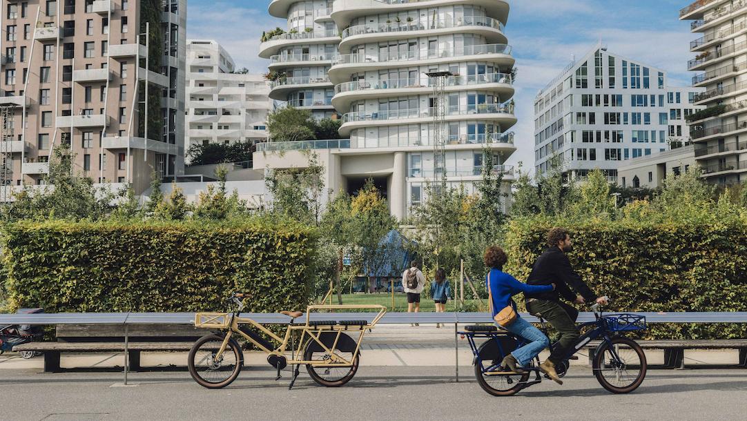 Les façades des immeubles et deux vélos longtail