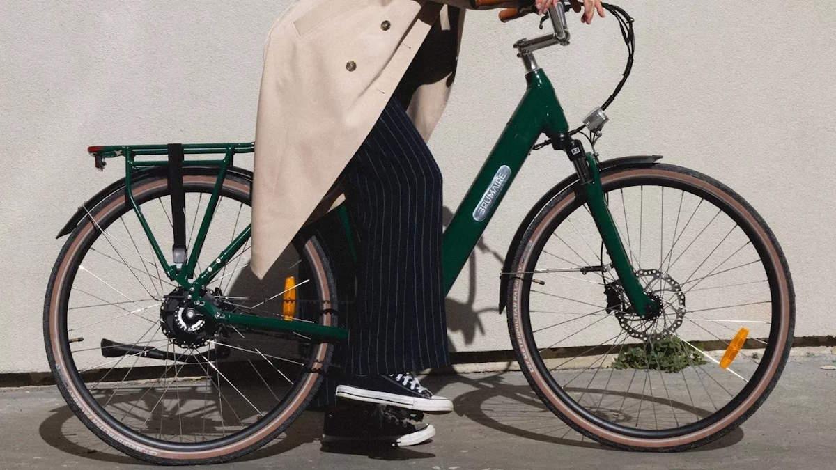 Une femme sur un vélo
