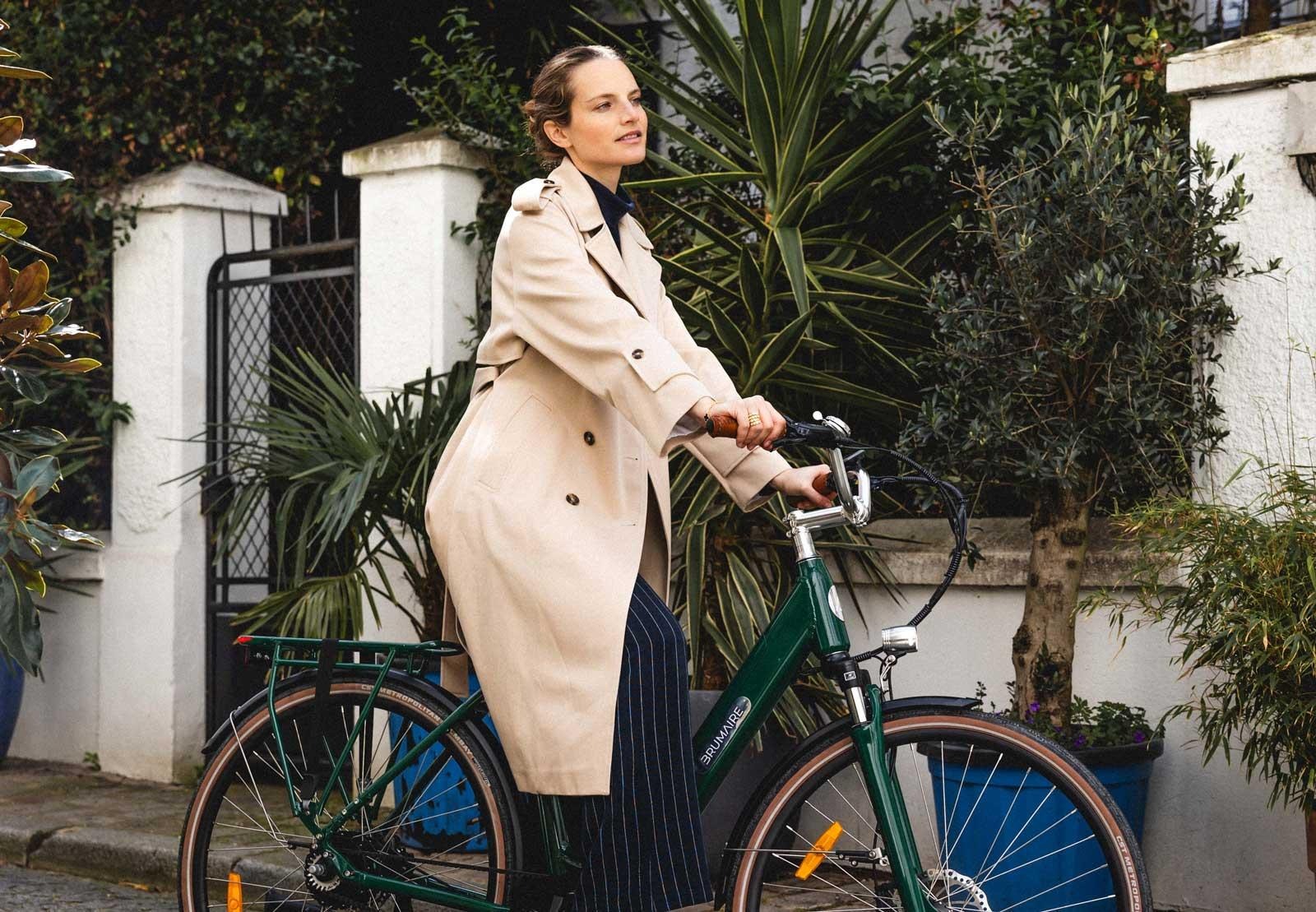 Une femme qui roule sur un vélo Folio