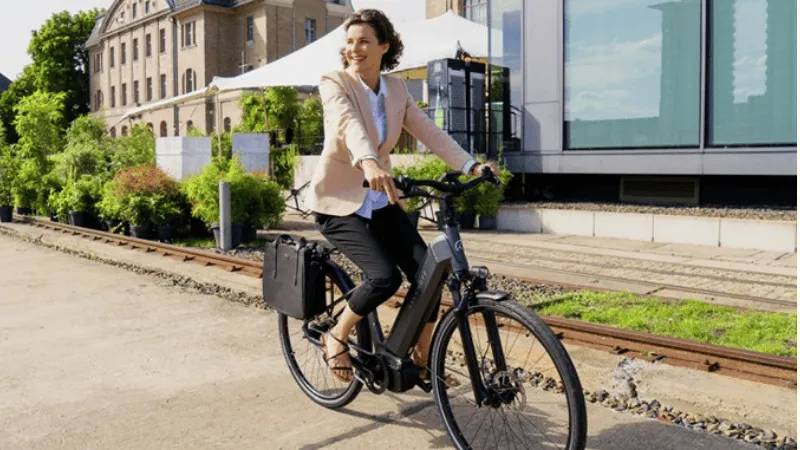 Femme sur un vélo électrique