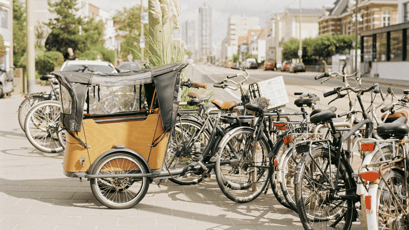 De nombreux vélos sont garés