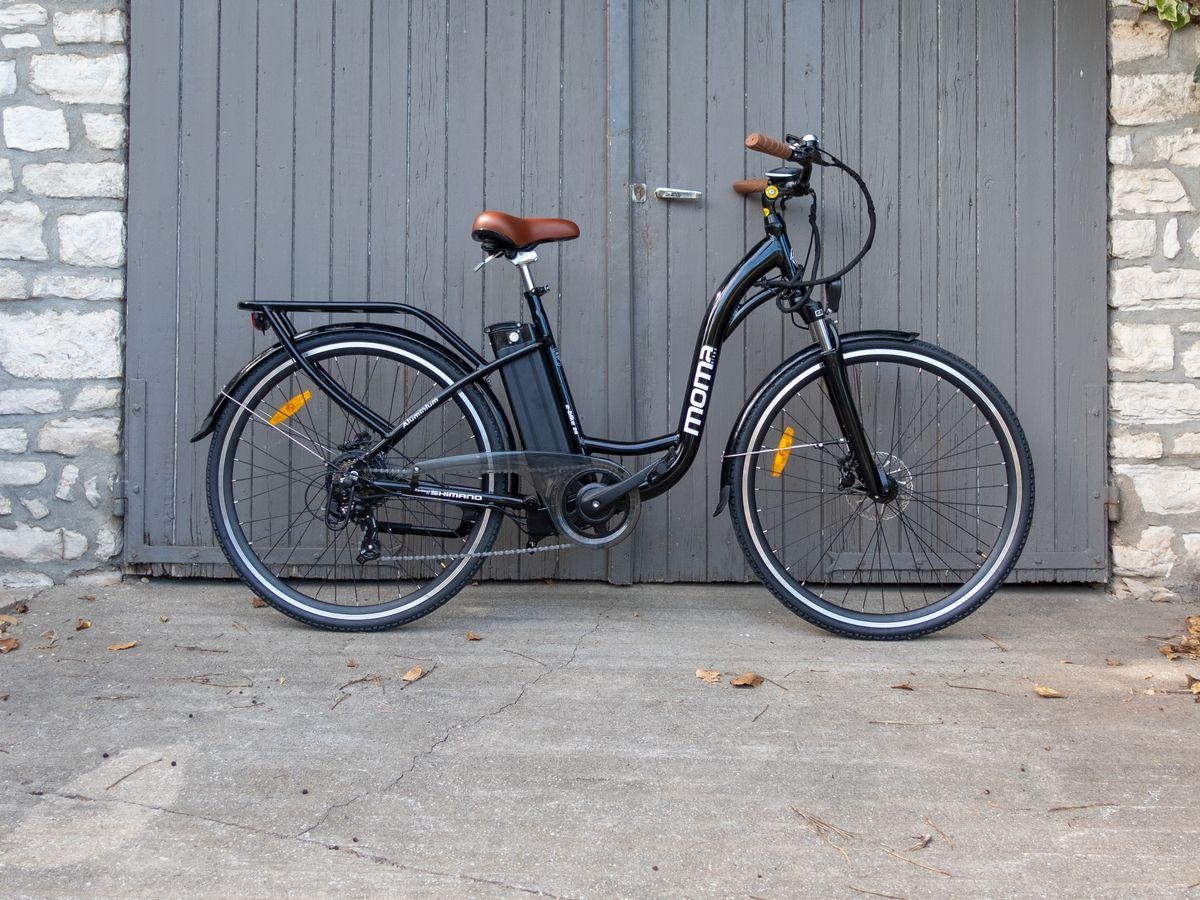 Un Moma vélo électrique eBike 28 Pro devant une porte
