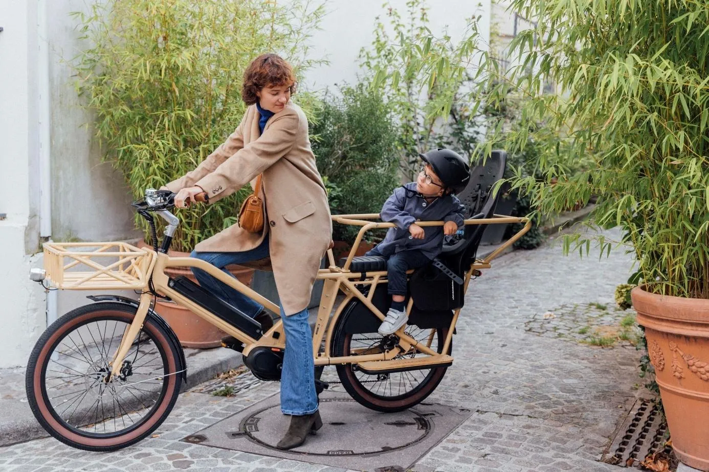 Une femme avec un enfant sur un vélo Nebula