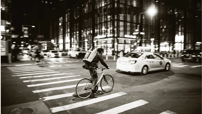 Vélo dans une ville Noir et Blanc 