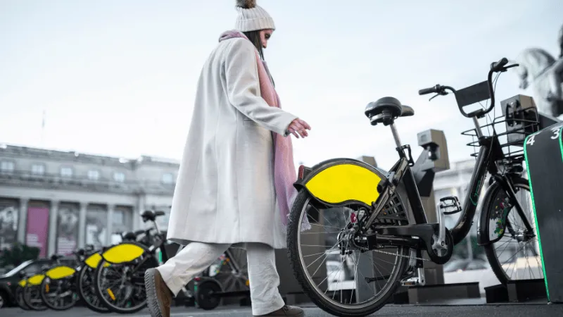Vélo électrique avec une femme