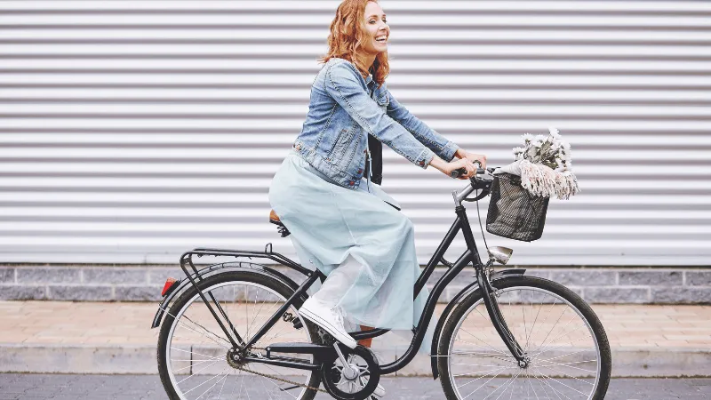 Femme sur un vélo