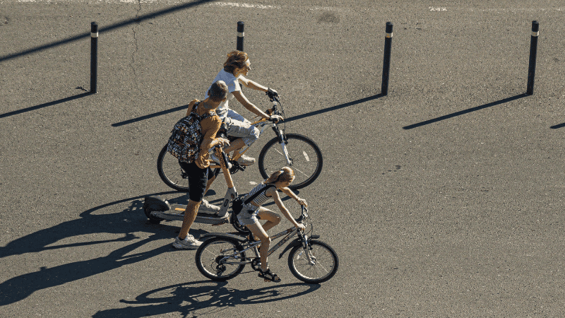 3 personnes à vélo