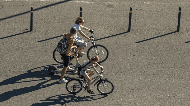 3 personnes à vélo
