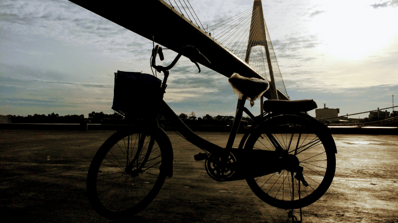Vélo sous un pont