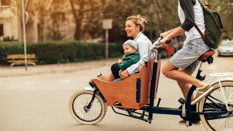 famille sur vélo