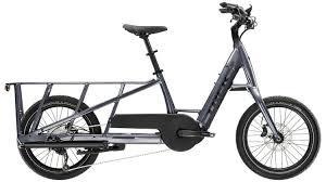 Le vélo cargo électrique Trek Fetch+ sur un fond blanc